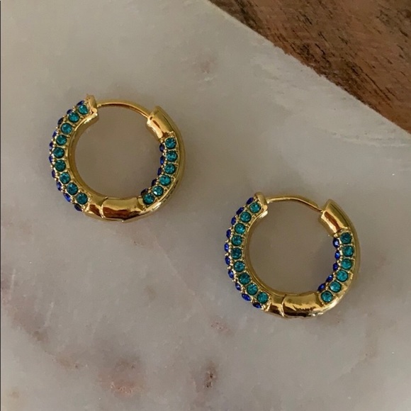 Gold huggy hoop earrings - Picture 2 of 8